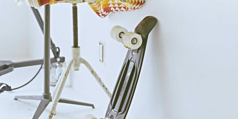 工业包装标签印刷材料终极指南：深度解析不干胶与合成纸的优劣与防伪应用